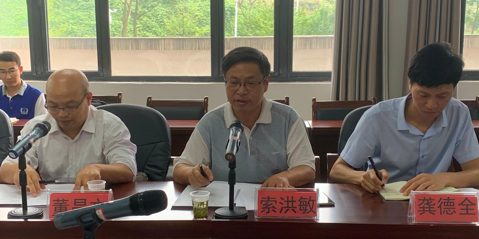 研究生院索洪敏院长在做检查工作安排.jpg